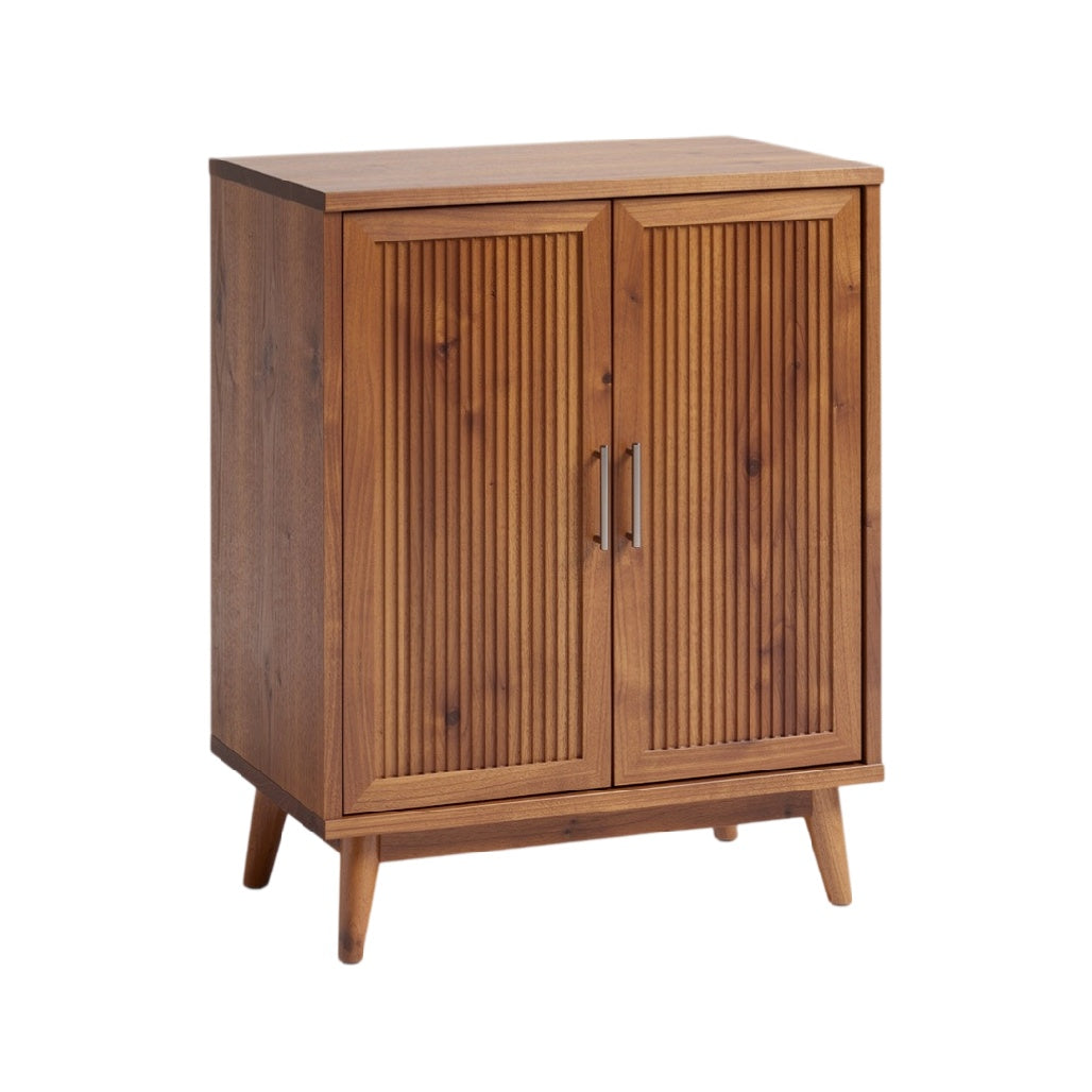 **Moderne Houten Kast met Geribbelde Deuren en Sledepoten**