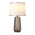 **Moderne Tafellamp met Glas en Gouden Accenten**